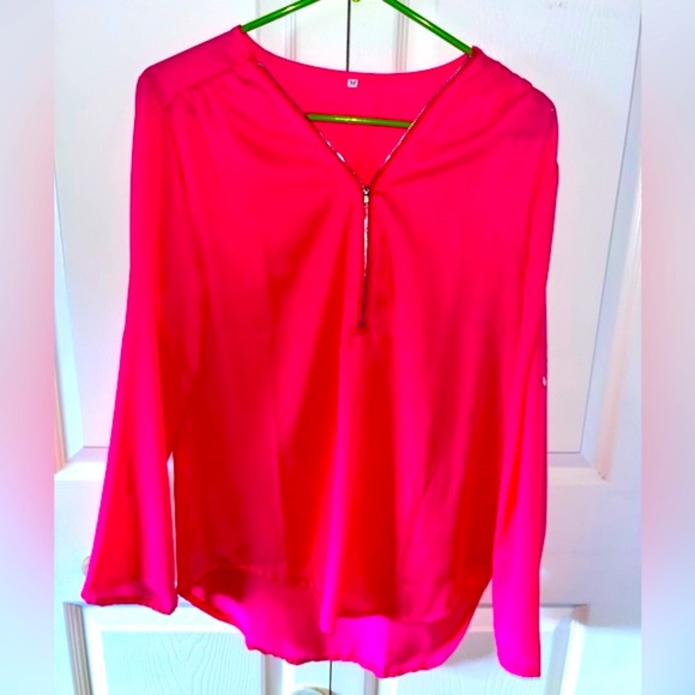 Pink blouse size woman's 8 in great used condition. It has no name and zips up.